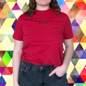 Röd topp - Snygg röd topp med tryck i storlek M. Köpt på Topshop. Använd några gånger men är i mycket bra skick. 