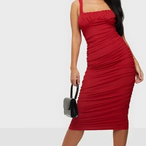 Röd klänning - Aldrig använd jätte fin och kurvig kropp får man i den.