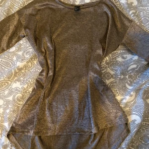 Längre tun tröja - Säljer denna tröja i ett interesant material eftersom att den inte kommer till användning hos mig, är i ett fint hållbart material och är aldrig använd❤️ Köpare står för frakt!