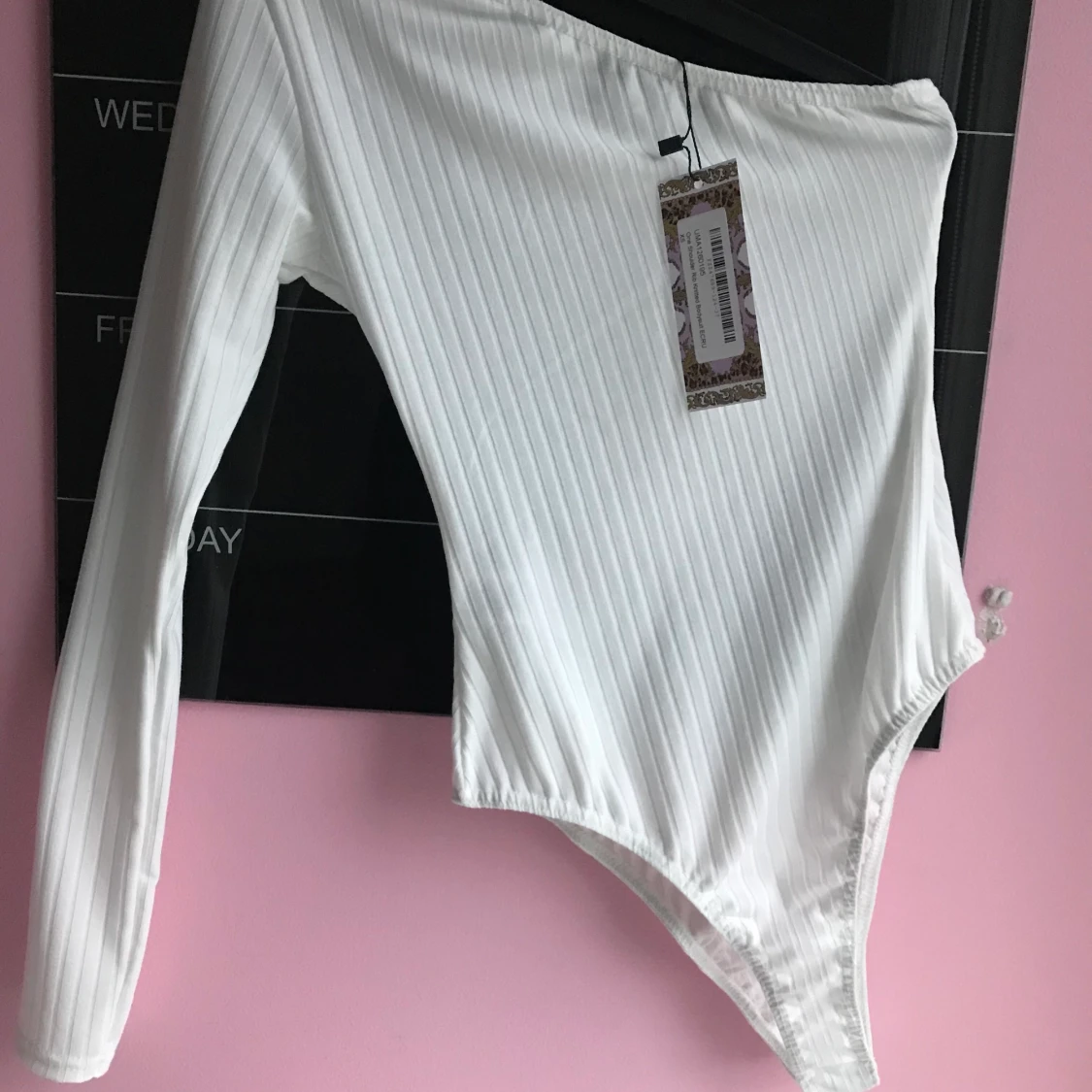 Vit One Shoulder Body från Boohoo