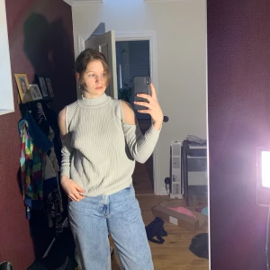 Grå långärmad tröja med öppning i axlarna - Snygg tröja från H&M som är lite baggy i stilen, vilket är väldigt skönt. Axlarna är öppna och går upp på halsen som en polo. Använd men i bra skick. Passar väldigt bra med jeans☀️