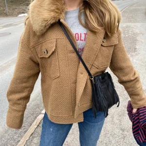 Jacka - Säljer denna fina jacka från vero Moda som jag köpte för ca 3 veckor sedan❤️❤️Såå fin och i bra material!!