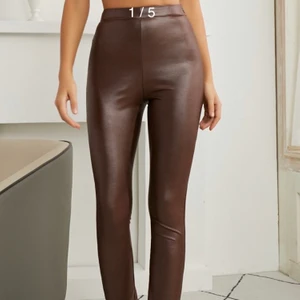 Skinnbyxor/tights  -  I Nyskick anledning till säljning: för stora för mig (ej min bild) ganska lång i benen 