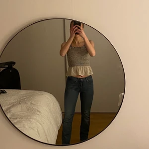 Levis Jeans - Jeans från Levis, sparsamt använda, kommer tyvärr inte till användning längre dock. Modell: 314 shaping straight. Mid-waist. Original pris runt 1000. Köparen står för frakt. Eftersom de är stretchiga passar de upp till storlek 36 skulle jag säga.