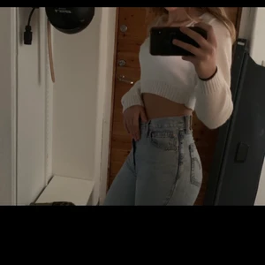 Levis jeans - Säljer mina ljusblå Levi’s jeans! Vida i benen och i väldigt bra skick! De kommer ej till användning längre därför säljer jag de❤️ (det är jag på bilderna) skriv till mig för fler bilder🎊