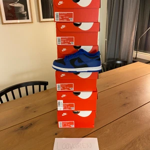 Nike dunk low  - Hej. Säljer alla dom här Nike dunksen. Storlekar finns i 36,5-40. Helt nya med kvitton. 1600+frakt /par som gäller. 