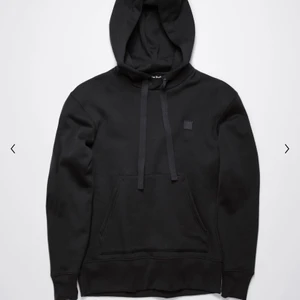 Svart acne hoodie - Svart acne hoodie i storlek xxs, motsvarar xs i tjejstorlek💖 Bra skick och nypris 2200