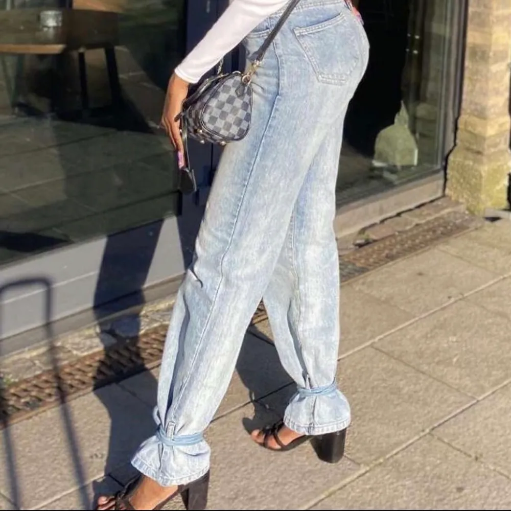 Super fina blå jeans från FemmeLuxe uk du kan oxå hitta samma från prettylittleting jag vill sälja de för att de passar inte mig längre för att jag gick up vikt jag har använt den bara några gånger typ 6 eller 7 gånger . Jeans & Byxor.