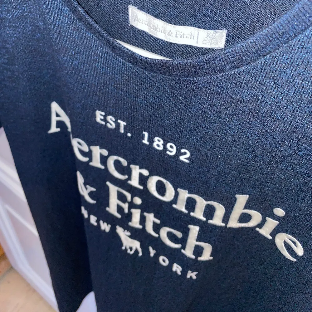 Säljer en jättefin marinblå t-shirt i stl XS. Nypris ca 300 säljer för 90kr. Endast använd ett fåtal gånger så den är i mycket bra skick!. T-shirts.