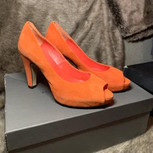 Klackskor - Orange jätte fina klackskor helt nya!! Nypris 1295 mitt pris 299 pris går att diskutera