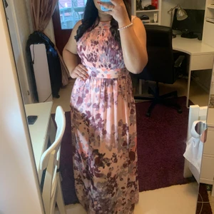 Långklänning  - Jättefin rosa långklänning med mönster på! Den har använts två gånger och har inga defekter alls. Passar st 38/40. Nypris:600kr 