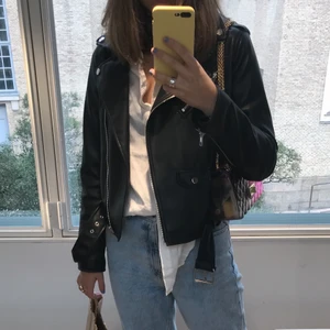 Skinnjacka från Zara 😎 - Säljer min as snygga skinnjacka från Zara. Passar till allt och är ett bra plagg att ha i garderoben 💕 Jag har den i storlek M och den är i väldigt bra skick. Skriv privat för fler bilder! 