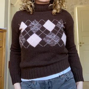 Brun stickad tröja - Brun polotröja som tyvärr inte har kommit till användning. Köpt här på plick. Storleken är M men den sitter mer som en S.