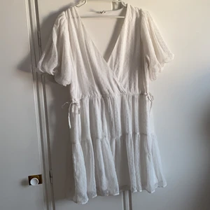 Kortklänning/studentklänning  - v ringad kortklänning med ”puff arm” de. är inte kritvit utan mer gräddvit, använd 1 gång 