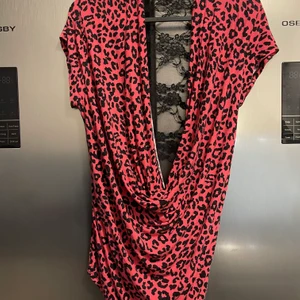 Rosa topp💕 - Snygg rosa topp med kraftig urringning och spets på ryggen. Storlek M, använd fåtal gånger.💕 köparen står för 🚚 frakt. 