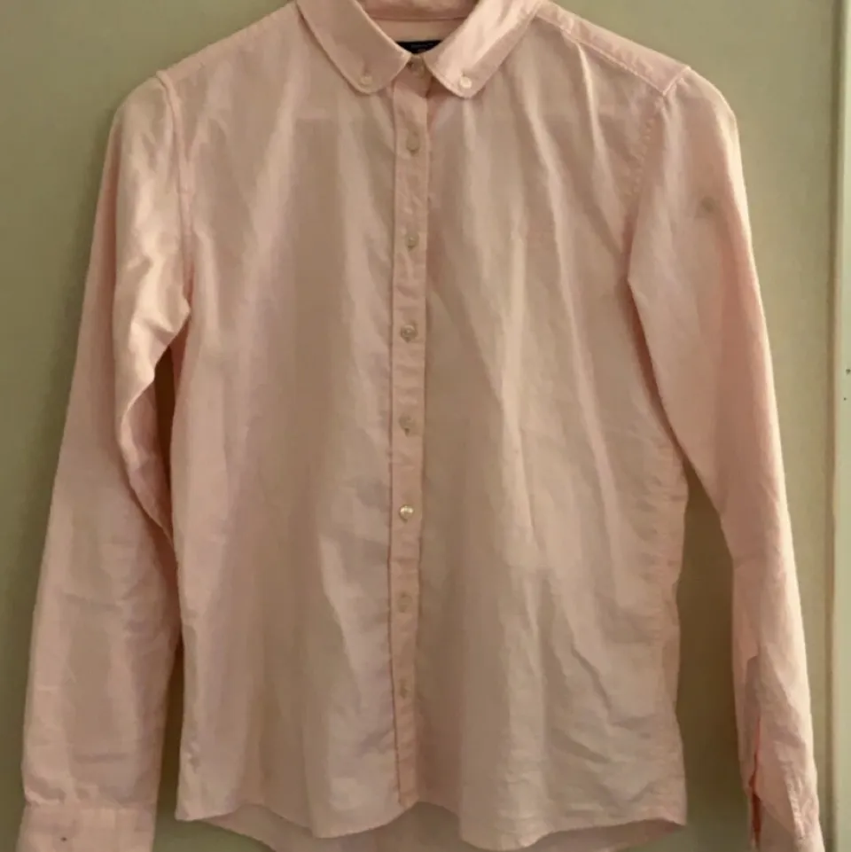 Säljer nu min fina ljus rosa skjorta som tyvärr inte kommer till användning!💕 sitter som en xs/s och köparen står för frakt!. Skjortor.