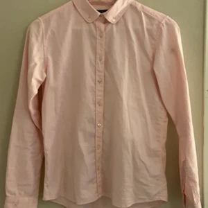Gant skjorta - Säljer nu min fina ljus rosa skjorta som tyvärr inte kommer till användning!💕 sitter som en xs/s och köparen står för frakt!