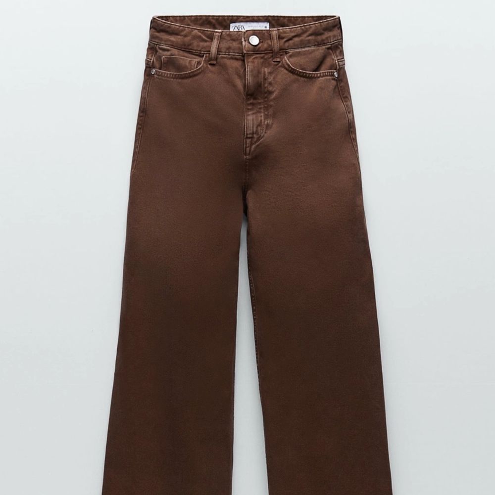 Intressekoll! Raka bruna jeans från Zara. Storlek 36. Väldigt sparsamt använda, nypris 400kr. . Jeans & Byxor.