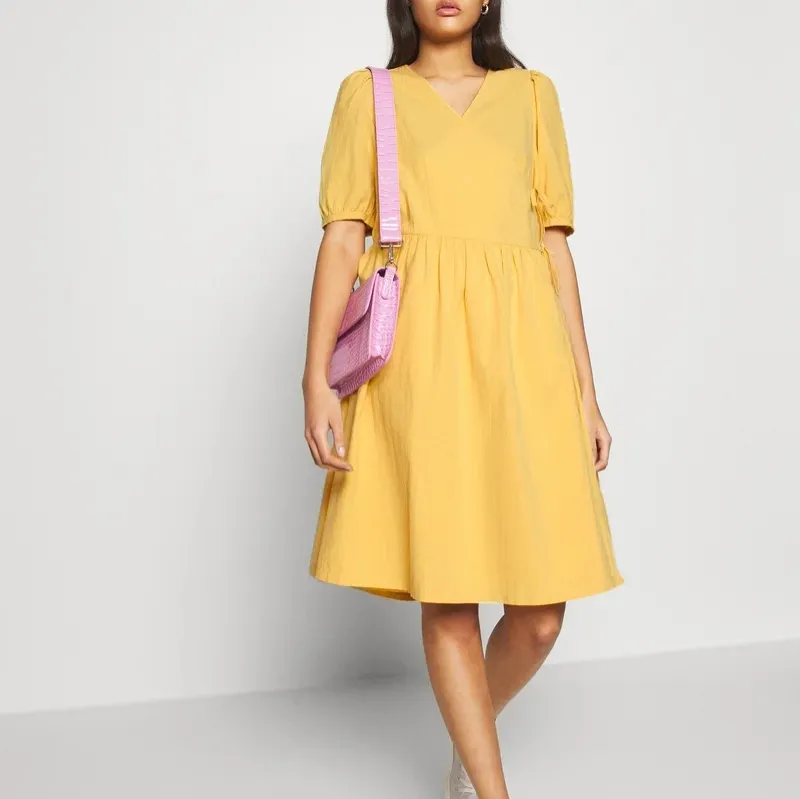 Helt ny klänning från Monki i superhärlig gul färg med prislappen kvar, endast testad. Hämtas i Ursvik, Sundbyberg eller skickas mot fraktkostnad. . Klänningar.