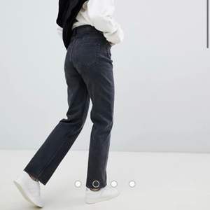 Mörkgrå jeans från weekday i den raka modellen voyage. Storlek 26/30. Som nya.