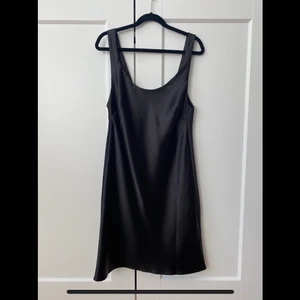 Satinklänning med djup rygg. - Svart satinklänning från Asos. U-ringad med ganska djup rygg. Väldigt basic & fin att ha under stickade tröjor. Storlek 36. Använd 1 gång