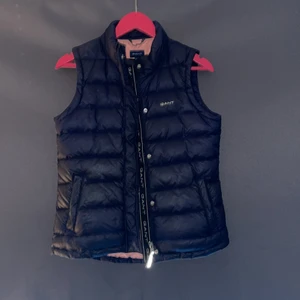 Gant väst  - Gant väst som är använd endast några gånger barnstoelek 158-164 men skulle säga att den sitter som en s och du kan ha den över hoodie utan att den blir för liten