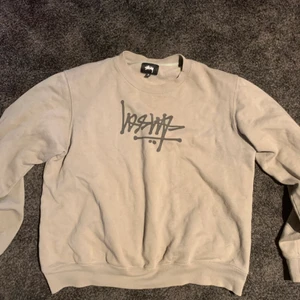 Stussy Sweatshirt Upside Down Spellout - Medium. Bra skick. Köpt på SNS