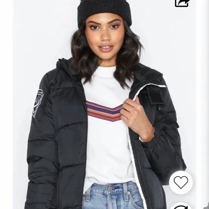 d brand vinterjacka  - vitt innerfoder, inga skador endast lite smutsig på innersidan men de går enkelt att tvätta🤍