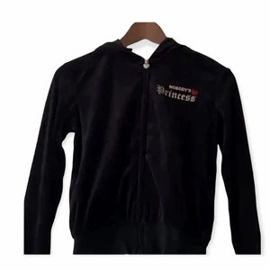 cool tröja - snygg tröja köpt för 150 kr inklusive frakt🙏🏼🙏🏼, kör endast intresekoll på denna liknade juicy contore tröjan köpt här på plick säljer endast vid bra pris 💋💋 start bud är 100 kr