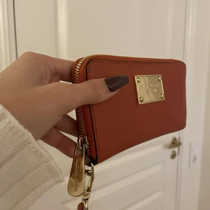 Michael Kors - Säljer en lyxigare plånbok från Michael kors, äkta❗️ Knappt använd 🥳 Fin och god skick😍 Skriv till mig för fler bilder och mått🤩 Plånboken kommer inte till användnig🤩❤️‍🔥 Pris: 350❗️pris kan diskuteras 