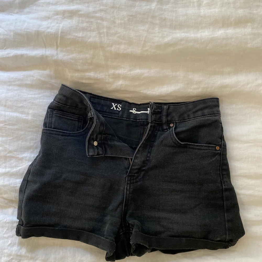 Snygga jeanshorts som är lite för små för mig som brukar ha S! Sköna och i gott skick 💕. Shorts.