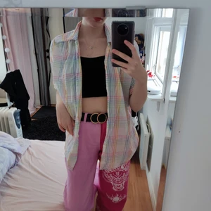 Somrig skjorta med ljusa färger. - Tunn skjorta, perfekt för sommarvärmen! Skriv om ni undrar något💕