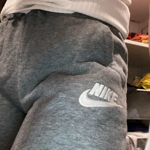 Nike mjukisbyxor - Säljer dessa supersnygga mjukisar som nu är för korta på mig från Nike. De är köpta för 400 kr på stadium för nått år sedan stl 147-158. Säljer nu för 110 kr då frakt tillkommer! Superbra skick!
