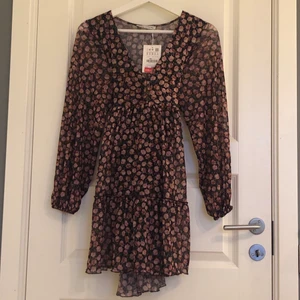 Blommig klänning - Oanvänd, med lappar kvar, klänning från pull&bear. Storlek small.