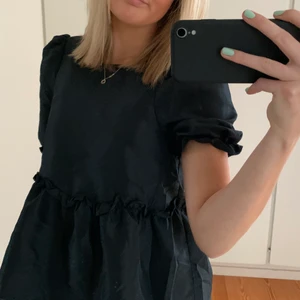 Svart blus  - Söt svart blus från monki storlek s! 