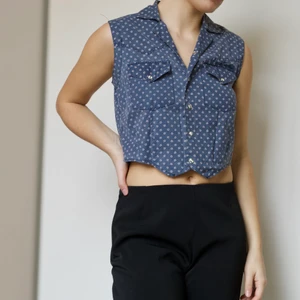 MÖNSTRAD BLÅ VÄST - Skitcool väst i blåvitt mönster, toppenskick. Passar S.