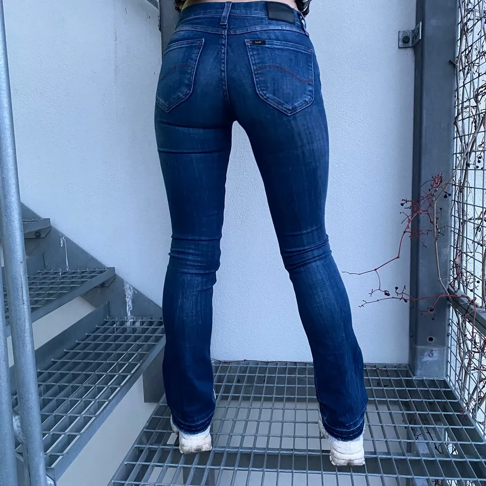 Lågmidjade Lee jeans i gott skick! Jag har klippt upp sömmen nertill för att göra dem längre, men tycker ändå de var lite för korta på mig, som är 170cm! . Jeans & Byxor.