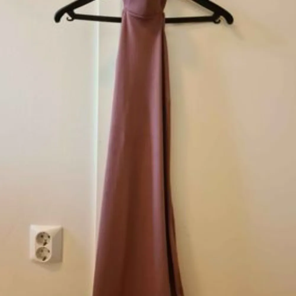 Kort figursydd klänning från Gina Tricot i färgen mauve strl S som är använd vid ett tillfälle.  . Klänningar.