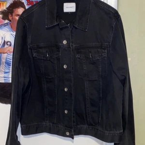 Svart Jeansjacka - Svart jeansjacka från Carlings