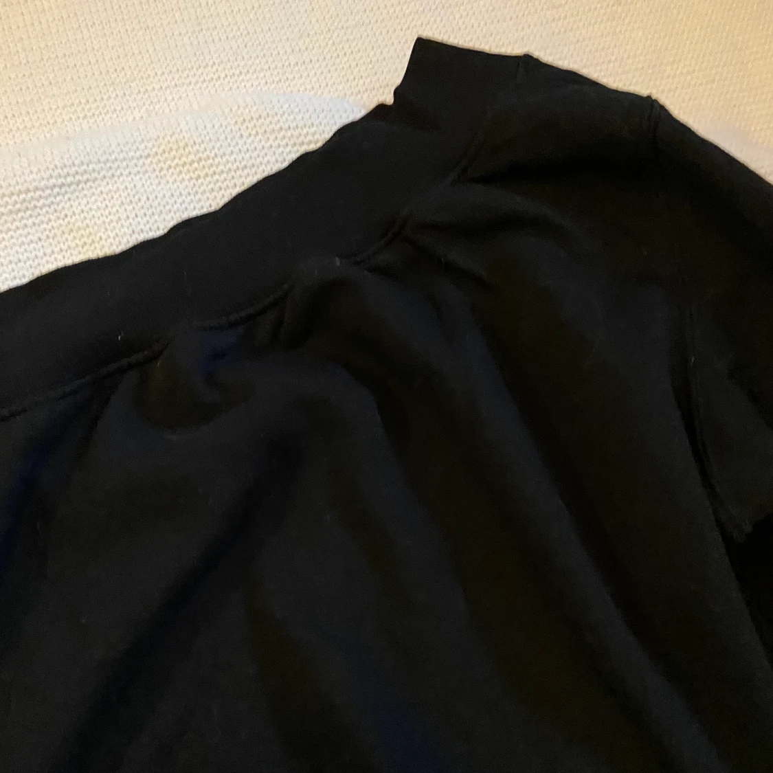 Svart snedskuren tröja  - 91