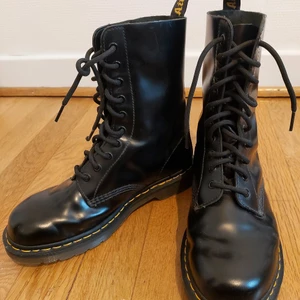 Dr Martens kängor i smooth leather - Hittade i garderoben när jag var "hem-hemma". Köpte dem här på plick för 900 kr för ett par år sen men de kom aldrig till användning då är en stor 40 ungefär som 41, dvs för stora för mig. De var i princip oanvända när jag köpte dem och jag har inte använt dem mer än ett par ggr. De är i modellen 1490, dvs lite högre än den vanliga Dr Martens kängan. Skriv om du har frågor/vill se fler bilder <33 