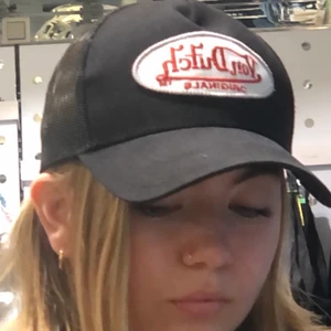 Von Dutch keps - Så snygg Von dutch keps som passar till allt. Sparsamt använd, säljes pga används för lite. Inköpt för 299+ frakt, säljes för 250 om inte flera är intresserade, då blir det budgivning. Köpare betalar frakt❤️