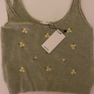 Nytt stickat linne  - Aldrig använt, nytr skick! Stickat med broderade blommor