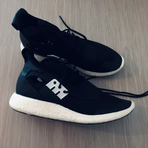 Y-3  - Fynda Y-3 sneakers 🤍 lätta och välgjorda, ny pris 4048:- 