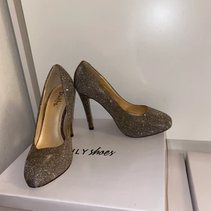 Klackskor från Duffy i storlek 38 - Klackskor i storlek 38 (höjd ca 10 cm) som aldrig blivit använda. Säljer de för 200kr