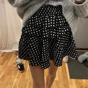 Volang kjol - Säljer denna jättefina kjolen då jag måste rensa ut! 