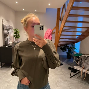 Moss grön blus - Blus med väldigt fint fall i ärmarna i en moss grön färg från hm❤️‍🔥❤️‍🔥 storlek S