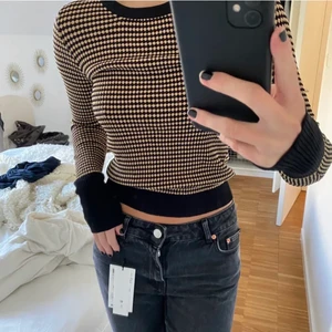 Tröja - Skitsnygg tröja från zara. Andvänd ett fåtal gångar. I nyskick. Frakt tillkommer.