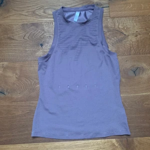 Adidas tränings linne storlek s  - Lila tränings linne i bra skick storlek s. 