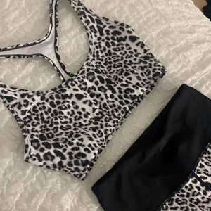 Leopard träningsset - Jättefina träningstights och topp i absolut nyskick, inköpt för ca 700kr. Köp toppen för 50kr, tightsen för 80kr eller båda för 100kr exkl frakt. 🤍🖤🐆 toppen är strl S men passar xs, tightes strl xs. 
